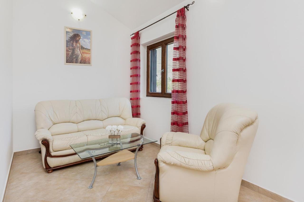 Villa Forest Kotor Luaran gambar